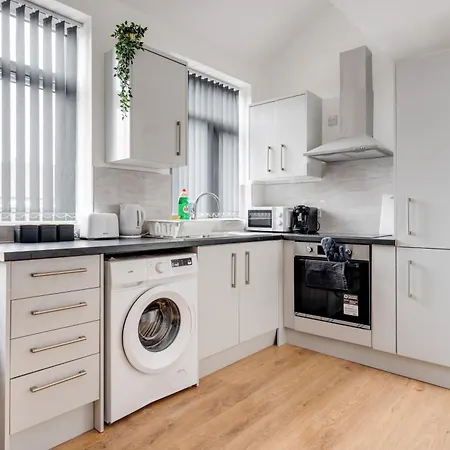 Sophisticated & Stylish Flat Near Airport - Sleeps 9 * Manchester