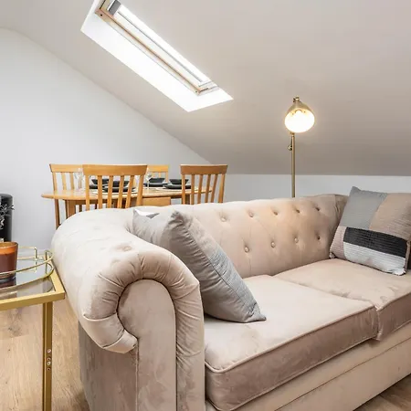 Scandi Loft Style - Sleeps 6 - Near Airport *
