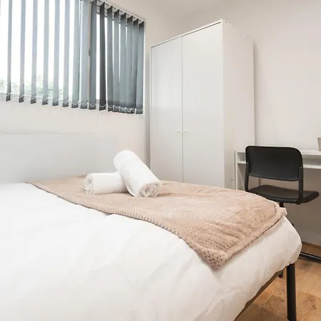Scandi Loft Style - Sleeps 6 - Near Airport Apartamento *