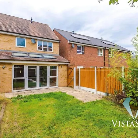 Spacious 3bdr House By Vista Short Lets & Serviced Salford With Pool Table & Free Parking Apartmán