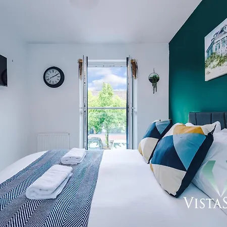 Apartmán Spacious 3bdr House By Vista Short Lets & Serviced Salford With Pool Table & Free Parking Manchester