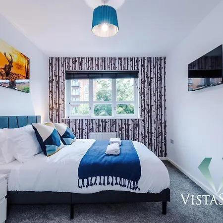 Spacious 3bdr House By Vista Short Lets & Serviced Salford With Pool Table & Free Parking شقة