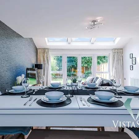 Spacious 3bdr House By Vista Short Lets & Serviced Salford With Pool Table & Free Parking مانشستر