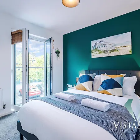 شقة Spacious 3bdr House By Vista Short Lets & Serviced Salford With Pool Table & Free Parking مانشستر