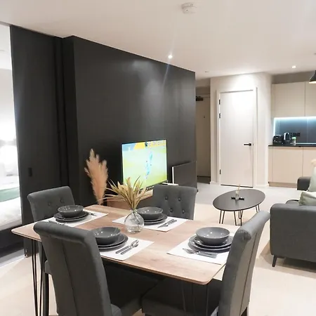 Modern Two Bedroom With Balcony In Apartamento