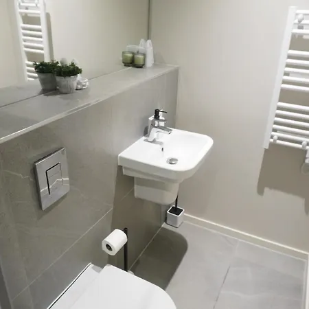 Modern Two Bedroom With Balcony In Lägenhet *