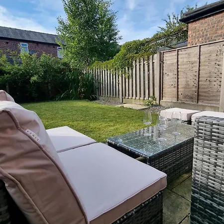 The Heart - Cosy 3 Bedroom House With Double Driveway And Garden In * Manchester