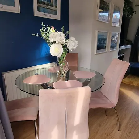Feriehus The Heart - Cosy 3 Bedroom House With Double Driveway And Garden In *