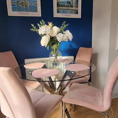 Feriehus The Heart - Cosy 3 Bedroom House With Double Driveway And Garden In Manchester