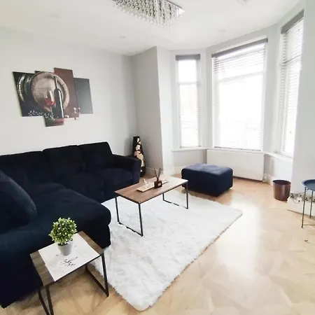 In Stockport Road 홈스테이