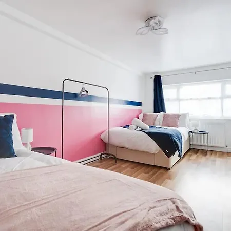 3 Story Spacious House Close To Etihad & Coop Live, Free Parking, Sleeps 9