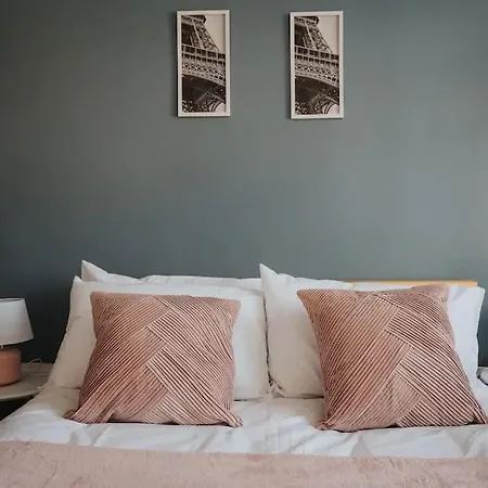 3 Story Spacious House Close To Etihad & Coop Live, Free Parking, Sleeps 9 *