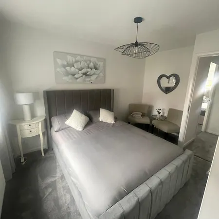 Daire Entire Two Bed House With Gated Off Street Parking Manchester