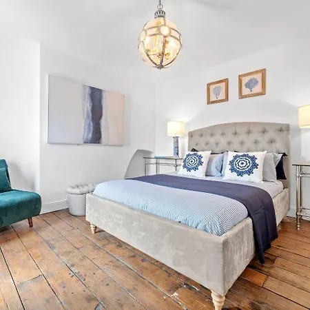 Large & Stylish Townhouse King Beds&free Parking Semesterbostad