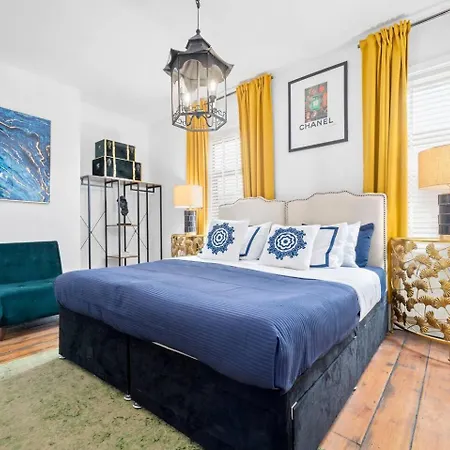 Large & Stylish Townhouse King Beds&free Parking Semesterbostad *