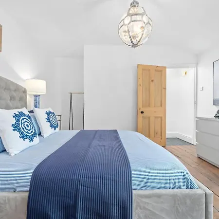 Large & Stylish Townhouse King Beds&free Parking Semesterbostad *
