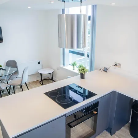 Old Trafford 3br Penthouse! Free Street Parking & Long Accepted! مانشستر