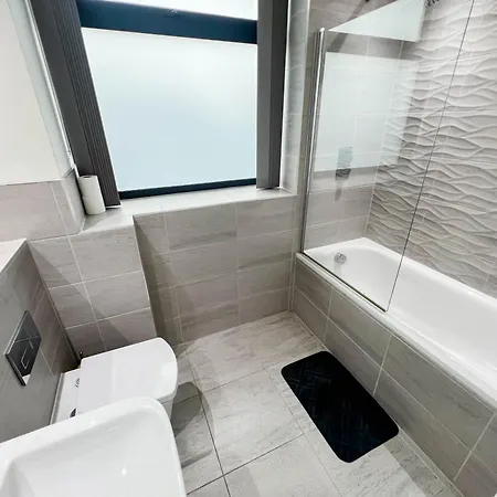 Old Trafford 3br Penthouse! Free Street Parking & Long Accepted! * مانشستر