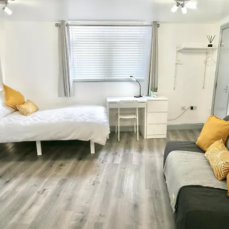 Bnbee - - Spacious Studio Manchester