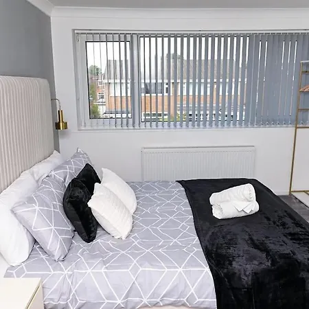 3 Bedroom House With En-suite Free Wifi And Parking * Manchester