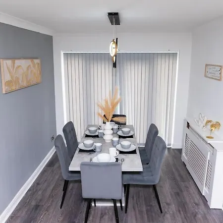 3 Bedroom House With En-suite Free Wifi And Parking *