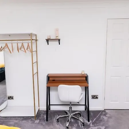 3 Bedroom House Free Wifi And Parking *