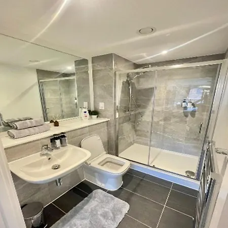 Bed2bathroom - 10minutes From Citycentre & Quays