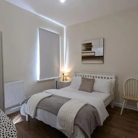 Apartment Entire 2 Bedroom Cosy Flat Near Centre