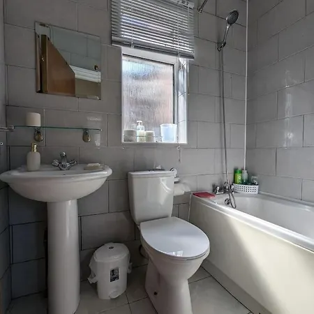 Entire 2 Bedroom Cosy Flat Near Centre Apartment *