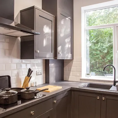 New! Stylish & Modern With Free Parking! Book Now! * Manchester