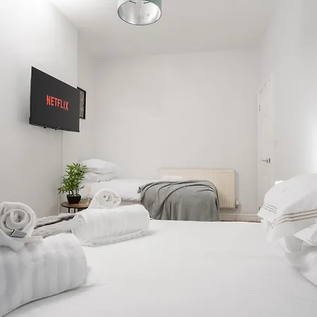 Vibrant & Spacious 3br House, Near & Salford Quays, Free Parking *