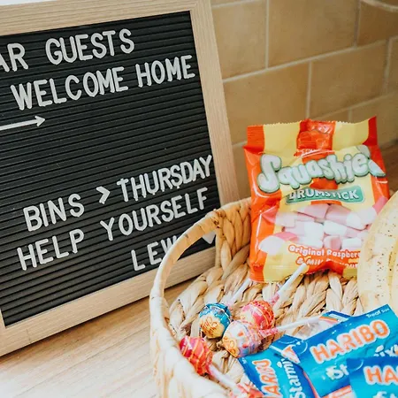 Vibrant & Spacious 3br House, Near & Salford Quays, Free Parking * 曼彻斯特