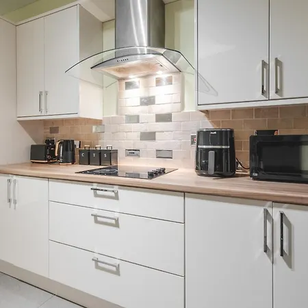 Apartament Modern & Spacious - Pool Table - Free Parking - Sleeps 10 *