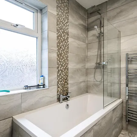 Vibrant & Spacious 3br House, Near & Salford Quays, Free Parking * 曼彻斯特