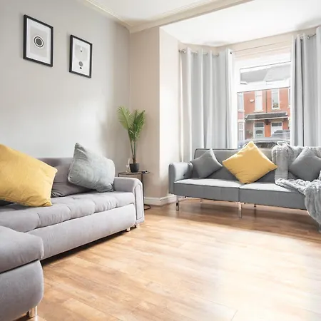 Vibrant & Spacious 3br House, Near & Salford Quays, Free Parking 曼彻斯特