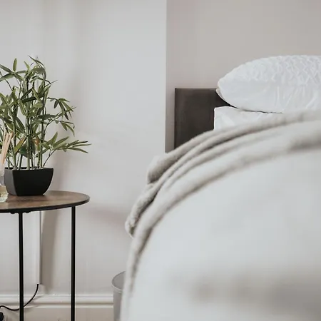 Vibrant & Spacious 3br House, Near & Salford Quays, Free Parking 公寓 *