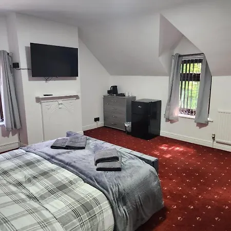 Rainsough - Shared Bathroom - Free Parking & Wifi