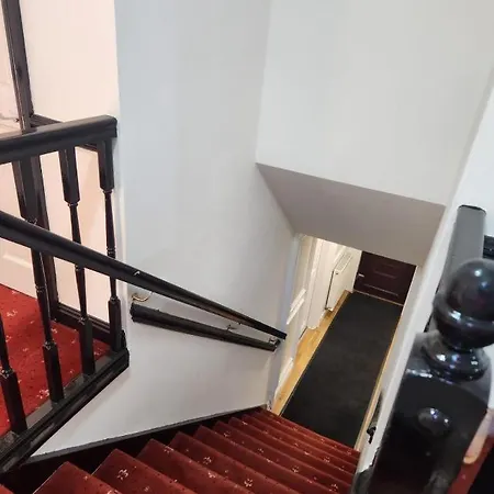 Rainsough - Shared Bathroom - Free Parking & Wifi Penzion