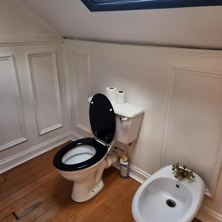 Rainsough - Shared Bathroom - Free Parking & Wifi Prestwich