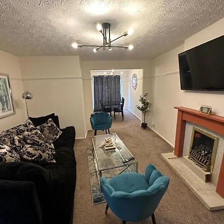3 Bedroom Close To Stadium And Coop Live