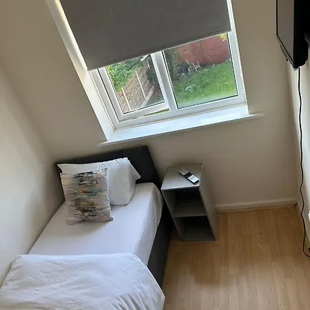 3 Bedroom Close To Stadium And Coop Live Manchester