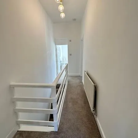 Prázdninový dům Three Bedroom Manchester, Sleeps 8!