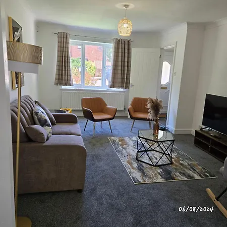 Laurel Three Bed House With Free Parking * مانشستر