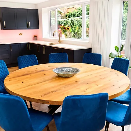 בית נופש Chic Family With Garden Fire Pit & Event Space, Hot Tub