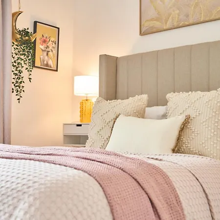 Chic Family With Garden Fire Pit & Event Space, Hot Tub *