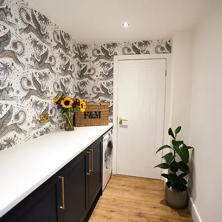 Chic Family With Garden Fire Pit & Event Space, Hot Tub בית נופש