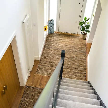 בית נופש Chic Family With Garden Fire Pit & Event Space, Hot Tub מנצ'סטר