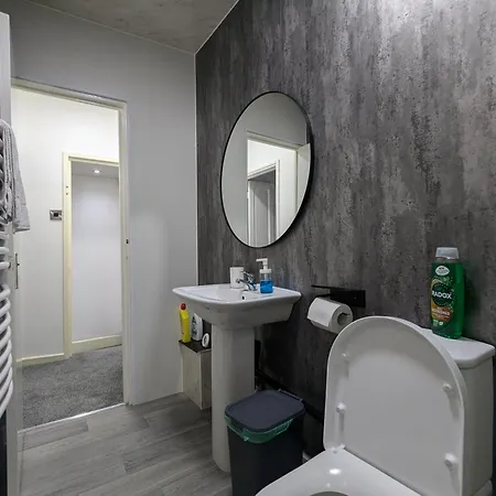 Oldham Free Parking 3bed 1bath *
