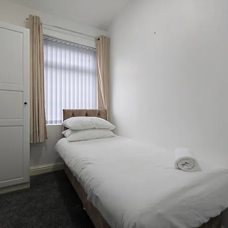 Oldham Free Parking 3bed 1bath *