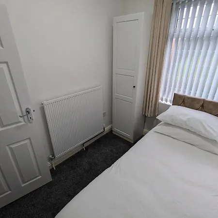 Oldham Free Parking 3bed 1bath Apartment *
